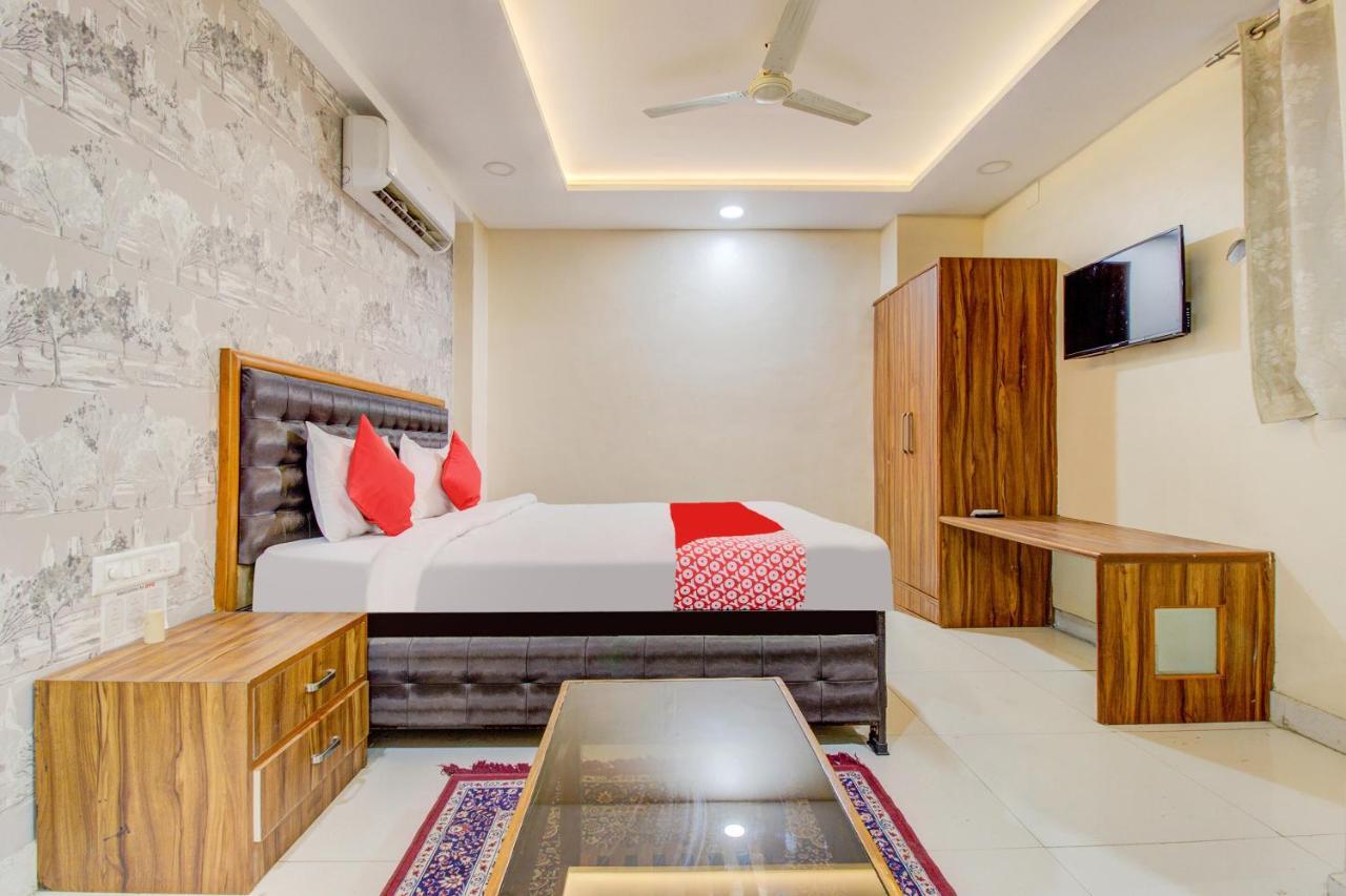 Oyo 81625 Hotel Radhika Manmad Exterior foto